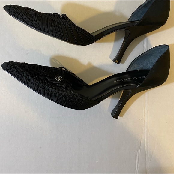 Black Michael 4 1/2” Pointe Toe Satin Pumps Decorative Stitching. - Picture 3 of 6